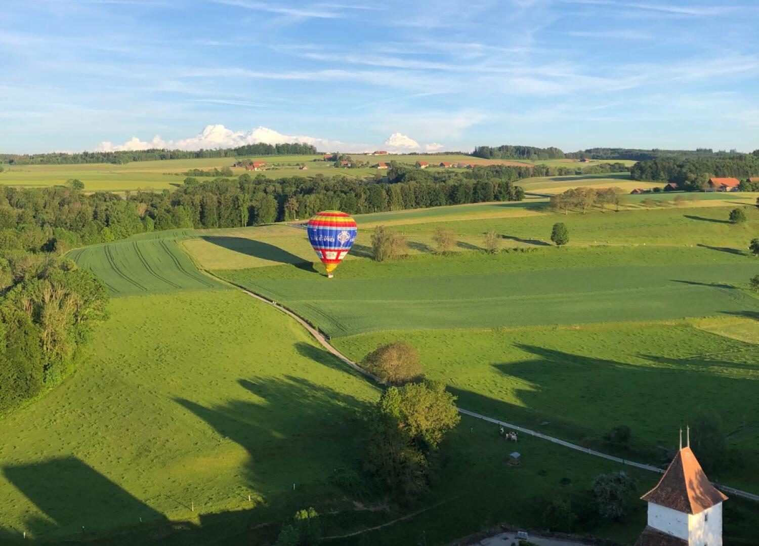 Vol en montgolfière de fin de journée sur le plateau suisse dans la région fribourgeoise